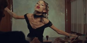 Στιγμιότυπο από το νέο βιντεοκλίπ της Αριάνα Γκράντε «Petal»