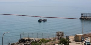 Η Ισπανία εγκαθιστά πλωτό φράγμα στη Θέουτα