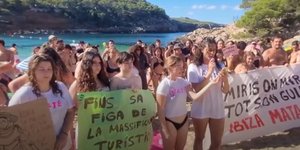 Δεκάδες διαδηλωτές «κατέλαβαν» παραλία στην Ίμπιζα