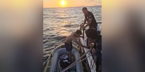 Η στιγμή της διάσωσης από το Λιμενικό