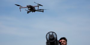 Γερμανός αστυνομικός με ένα αντι-drone παρεμβολέα