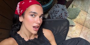 Το ρετρό look είναι η αγαπημένη επιλογή της Dua Lipa στις διακοπές της 
