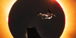 Το εντυπωσιακό άλμα skater μπροστά στην ολική έκλειψη ηλίου