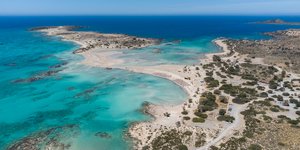 Η Κρήτη συνδυάζει ιστορία, οινοποιεία και παραλίες όπως το Ελαφονήσι με ροζ άμμο / WIKIPEDIA 