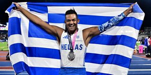 Ο Εμμανουήλ Καραλής μετά την κατάκτηση του ασημένιου μεταλλίου στο Ευρωπαϊκό Πρωτάθλημα Στίβου στο Μπέρμιγχαμ