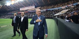 Ο Ερντογάν στο γήπεδο της Κοτσαέλι 