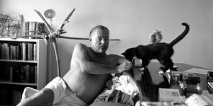 Ο Έρνεστ Χέμινγουεϊ χαϊδεύει μια μαύρη γάτα στο σπίτι του στην Κούβα 