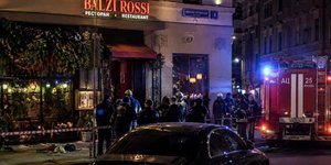 Αστυνομικοί έξω από εργοστάσιο στη Μόσχα