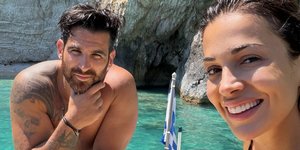 Με φόντο το γαλάζιο της θάλασσας ποζάρουν Ετεοκλής Παύλου και Ελένη Χατζίδου