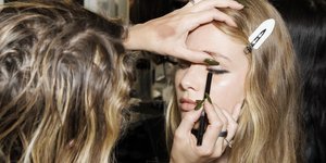 Πώς να πετύχεις το τέλειο smokey liner -Το εύκολο trick για συμμετρικό αποτέλεσμα σε λίγα λεπτά