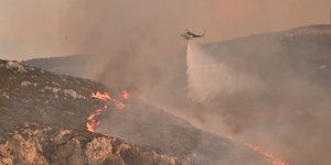 Ελικοπτερο επιχειρεί σε φωτιά στη Κω