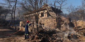 Ζημιές από τη φωτιά στη Σαλαμίνα
