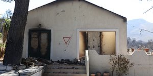 Σπίτι χαρακτηρίστηκε κόκκινο από τη φωτιά στη Δυτική Αττική