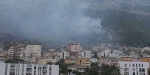 Μαίνεται η μεγάλη φωτιά στα Τίρανα