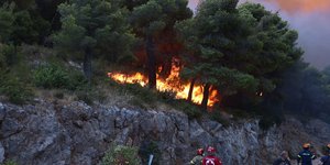 Σε πύρινο κλοιό η χώρα