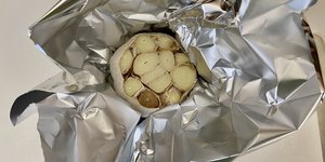 Ορισμένα αρώματα κουζίνας είναι εθιστικά και ένα τέτοιο άρωμα είναι το ψητό σκόρδο / UNSPLASH