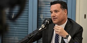 Ο Άδωνις Γεωργιάδης μπροστά από ένα μικρόφωνο
