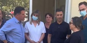 Ο Γεωργιάδης μιλάει με γιατρούς στο ιατρείο Βιλλίων