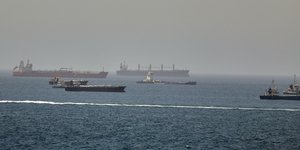 Πετρελαιοφόρα στα Στενά του Ορμούζ