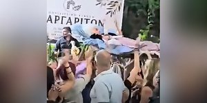 Ηλικιωμένη σε ξαπλώστρα περιφέρεται σε γλέντι