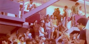 Ένας αιώνας τέχνης, ναρκωτικών και σεξ στην «πιο καυτή» παραλία του κόσμου, από τις απαρχές του νησιού ως αποικίας γυμνιστών έως τις μέρες μας / INSTAGRAM