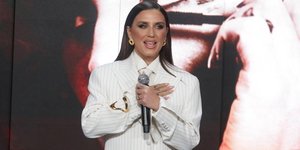 Η τραγουδίστρια Ιουλία Καλλιμάνη 