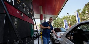 Πολίτες στο Ιράν γεμίζουν με βενζίνη τα αυτοκίνητά τους μετά τις αμερικανικές κυρώσεις