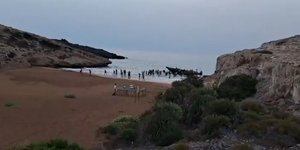 H στιγμή που οι παράτυποι μετανάστες αποβιβάζονται σε παραλία της Ισπανίας