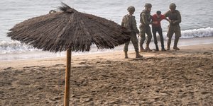 Ισπανοί στρατιώτες βοηθούν μετανάστη που κολύμπησε από το Μαρόκο προς τον ισπανικό θύλακα της Θέουτα