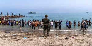 Ισπανοί στρατιώτες αποκλείουν την πρόσβαση στην παραλία για ανθρώπους που επιχειρούν να περάσουν από το Μαρόκο στον ισπανικό θύλακα της Θέουτα