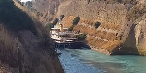 Θαλαμηγός πέφτει πάνω στα βράχια του Ισθμού της Κορίνθου
