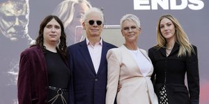 Η Τζέιμι Λι Κέρτις ποζάρει μαζί με τον σύζυγό της Κρίστοφερ Γκεστ, και τις κόρες τους Ρούμπι, άκρη αριστερά, και Άνι / Φωτογραφία: AP Photo/Chris Pizzello