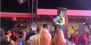 Η Ιουλία Καλλιμάνη έστειλε... πίσω τα λουλούδια στο κεφάλι θαμώνα