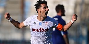Ο Κωνσταντίνος Παπαγεωργίου πανηγυρίζει με την φανέλα της ΑΕΛ
