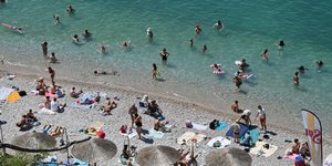 Ζέστη και βουτιές στην παραλία