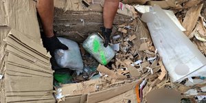 Σπείρα έκρυβε πάνω από 320 κιλά κάνναβης σε φορτία χαρτιού ανακύκλωσης