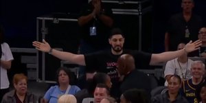 Ο Ενές Καντέρ σε αγώνα του WNBA