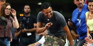Καθολική αποθέωση για τον Καραλή στο T-Center -Παρακολουθεί την κρίσιμη αναμέτρηση της Εθνικής με την Ισπανία [βίντεο]