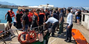 Επιζώντες φτάνουν στην ακτή μετά τη διάσωσή τους από ανατροπή σκάφους στα ανοιχτά των Κατεχομένων 