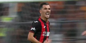 Ο Κυζιρίδης πανηγυρίζει το γκολ του