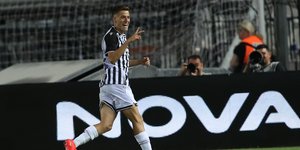 Ο Γιάννης Κωνσταντέλιας πανηγυρίζει στο ματς με τη Ντιναμό Κιέβου