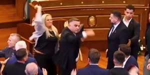 Χαμός στο Κόσοβο: Βουλευτής της αντιπολίτευσης πέταξε αυγά στον υπηρεσιακό πρωθυπουργό στη Βουλή 