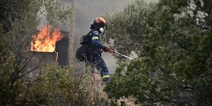 Πυροσβέστης στην φωτιά στον Κουβαρά