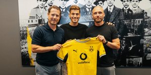 Ο Γιάννης Κωνσταντέλιας στην παρουσίασή του από την Ντόρτμουντ