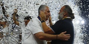 Ο Μάριος Ηλιόπουλος συγχαίρει τον Μιχάλη Μπούση κατά τη διάρκεια της απονομής του Super Cup στον ΟΦΗ