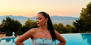 Denim chic: Η Μαριτίνα Ντενίση βρήκε το ιδανικό στράπλες φόρεμα για τις καλοκαιρινές μέρες