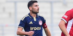 Ο Γιώργος Μασούρας με τη φανέλα του Ολυμπιακού στην προετοιμασία