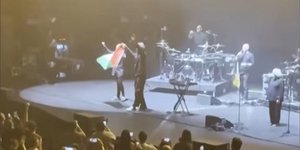 Απαγόρευση εισόδου των Massive Attack στη Σιγκαπούρη μετά το «Free Palestine» στη συναυλία 