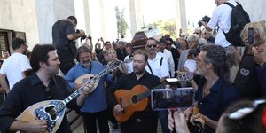 Με τραγούδια το τελευταίο αντίο στον Νίκο Καλογερόπουλο