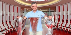 Ο Χοσέ Λουίς Μεντιλίμπαρ με τα τρόπαια του Conference League και του νταμπλ που κατέκτησε με τον Ολυμπιακό τη διετία 2024-25. 